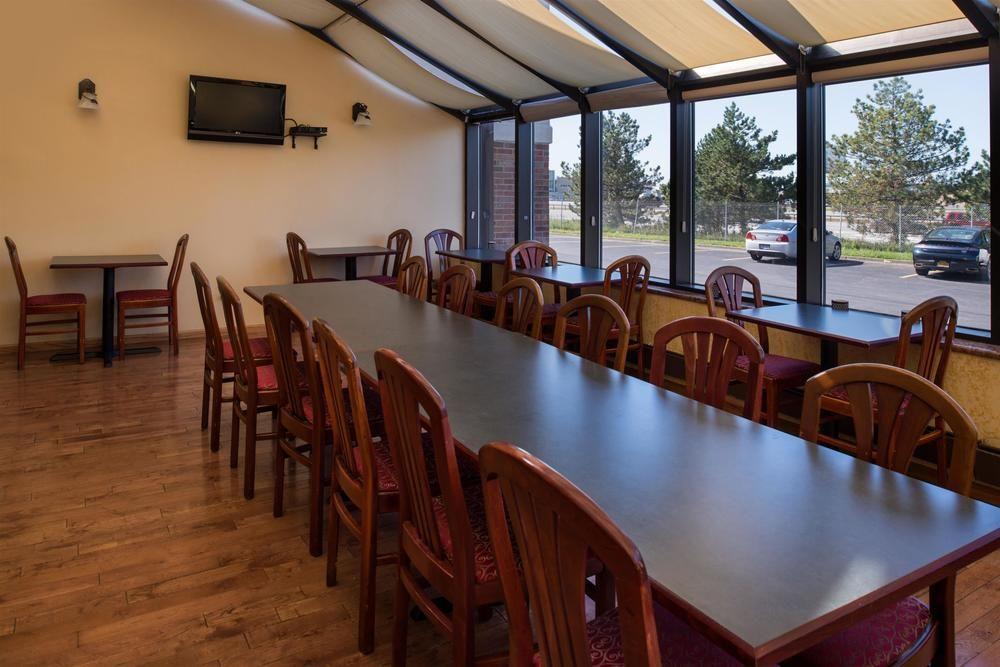 Ramada Plaza Rochester Airport ภายนอก รูปภาพ