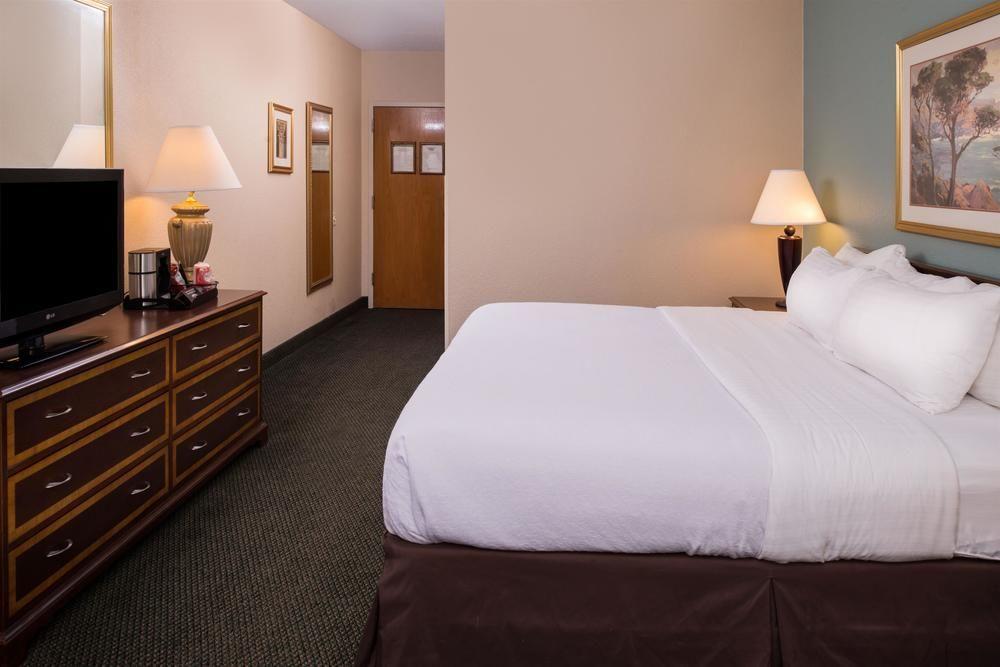Ramada Plaza Rochester Airport ภายนอก รูปภาพ