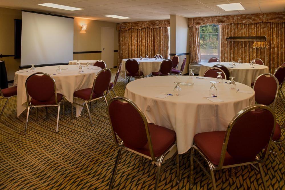 Ramada Plaza Rochester Airport ภายนอก รูปภาพ